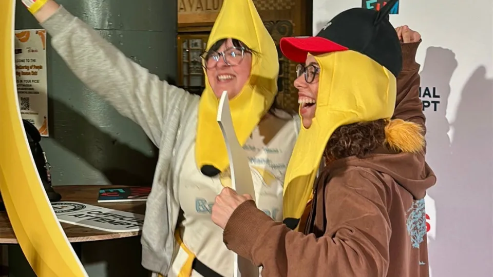 309 pessoas de chapéu de banana quebram recorde mundial nos EUA