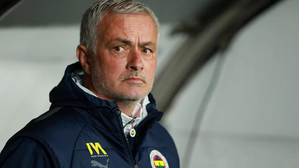 Fenerbahçe convoca reunião de urgência para discutir demissão de Mourinho